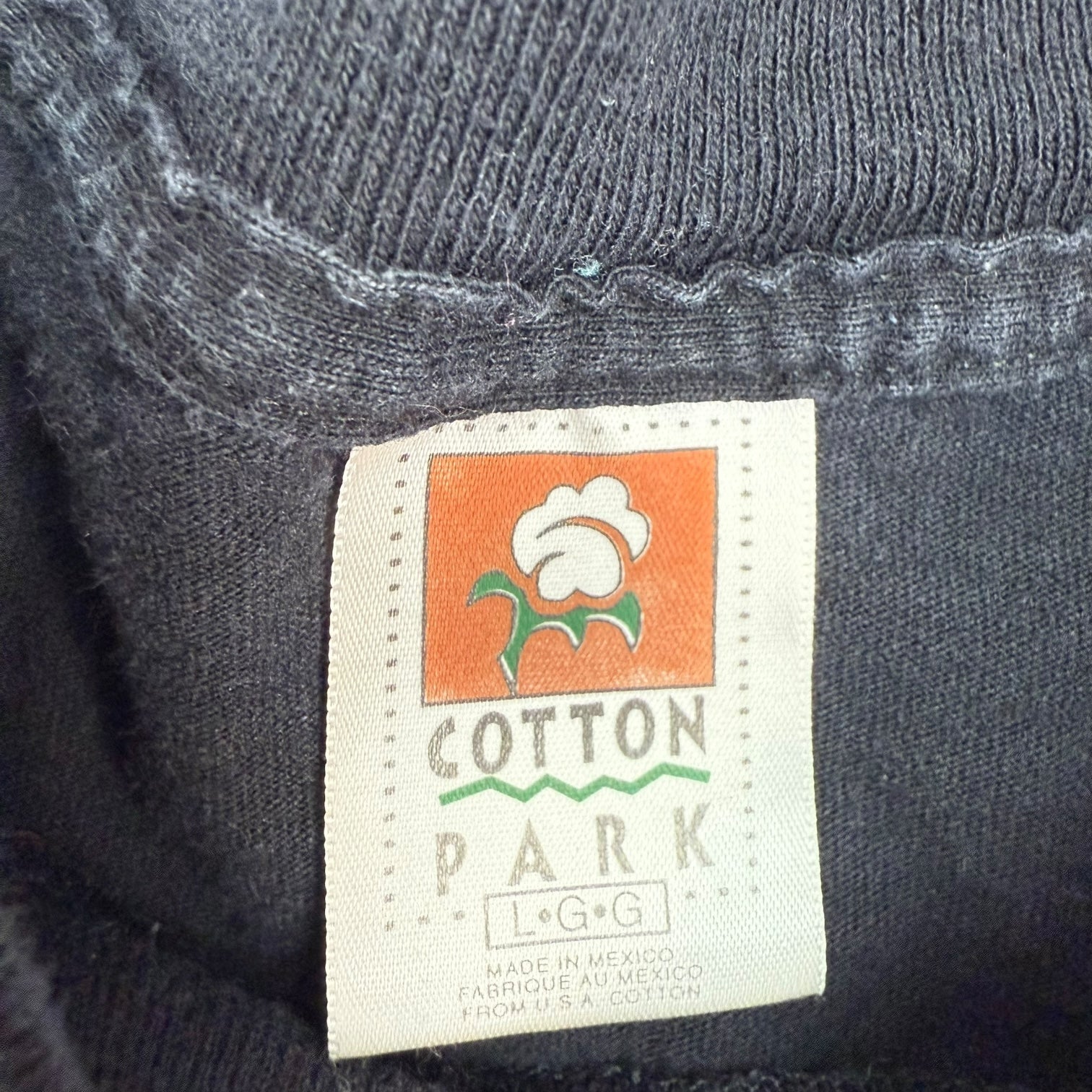 Vintages Hooters Nassau ‘Delightfully Tacky. Yet Unrefined’ Tee Black