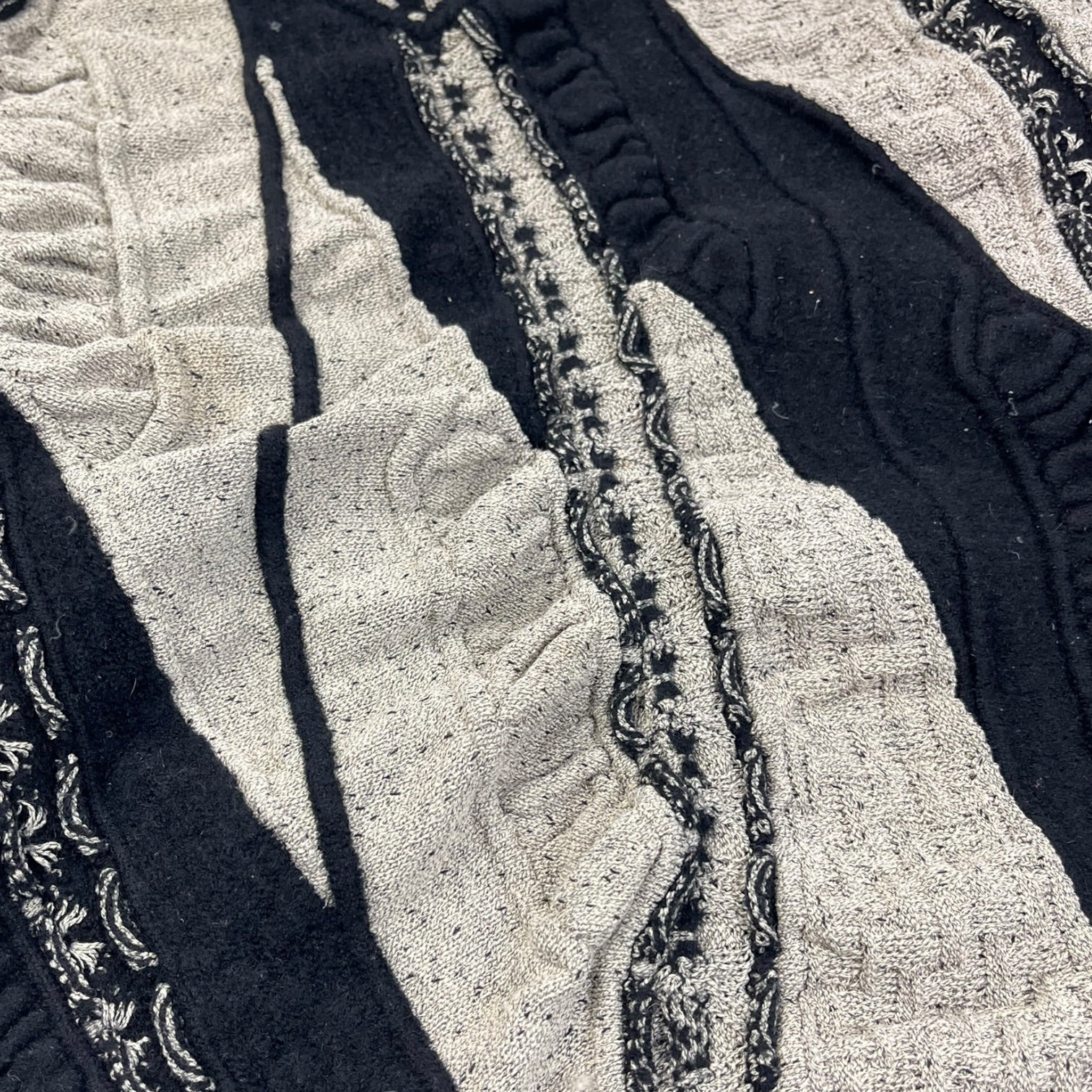Vintage St. Croix V-Neck 3D Knit Cremé/Noir